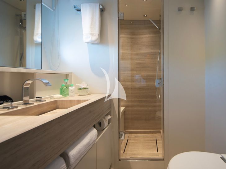 SQUALO Sanlorenzo SL86 - master cabin bathroom vanity SQUALO Sanlorenzo SL86 - master cabin bathroom vanity