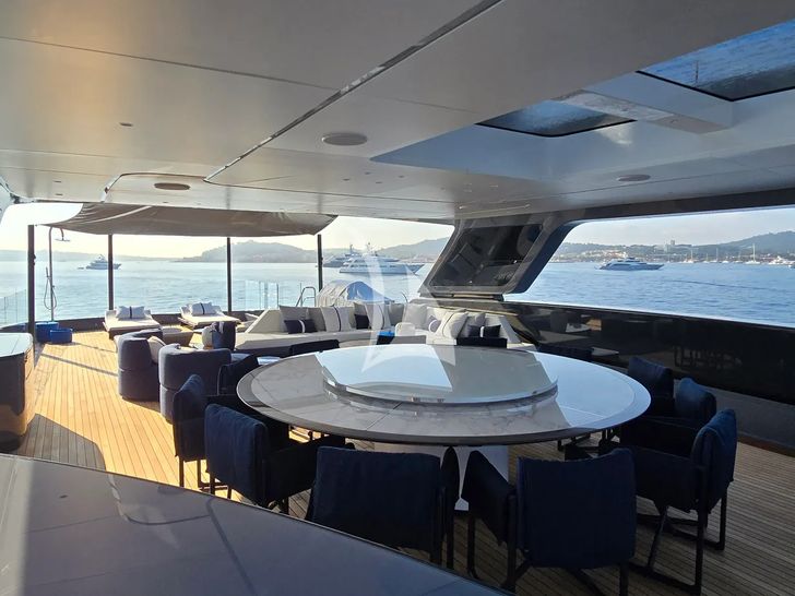AKULA Baglietto T52 - flybridge dining area AKULA Baglietto T52 - flybridge dining area
