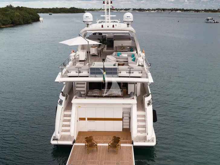 ALEGRIA Azimut Grande 32m - aft shot ALEGRIA Azimut Grande 32m - aft shot