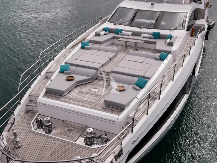 ALEGRIA Azimut Grande 32m - foredeck ALEGRIA Azimut Grande 32m - foredeck