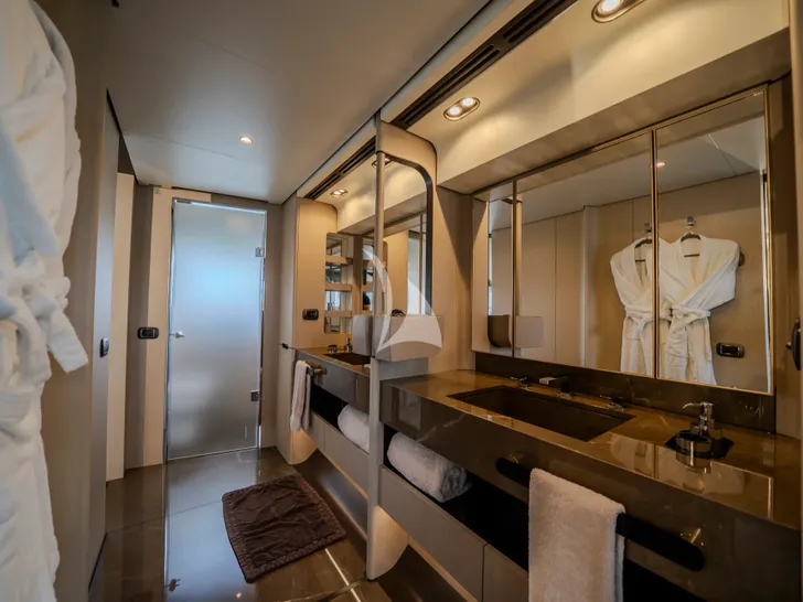 ALEGRIA Azimut Grande 32m - master cabin bathroom ALEGRIA Azimut Grande 32m - master cabin bathroom