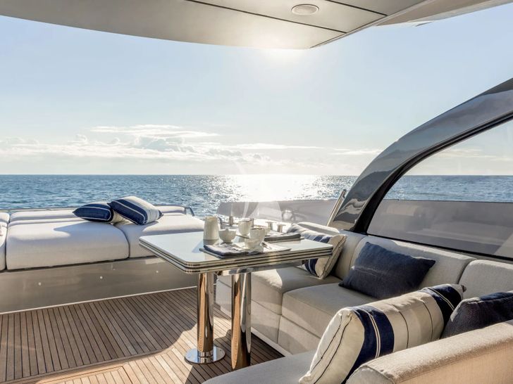 ALE II Azimut S7 - aft deck ALE II Azimut S7 - aft deck