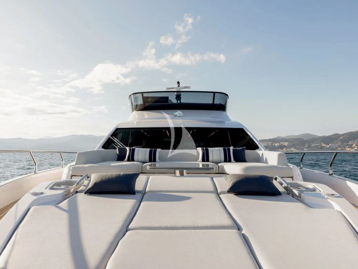 ALE II Azimut S7 - foredeck ALE II Azimut S7 - foredeck