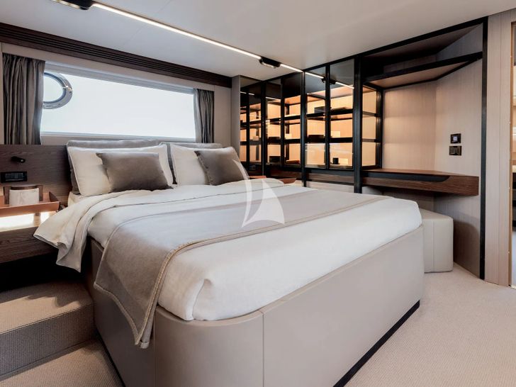 ALE II Azimut S7 - master cabin bed ALE II Azimut S7 - master cabin bed