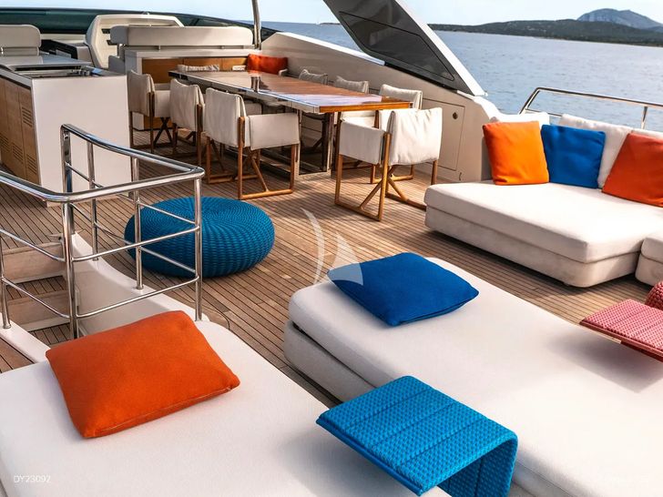 ALEIN Sanlorenzo SL96 - sundeck lounge and alfresco dining area ALEIN Sanlorenzo SL96 - sundeck lounge and alfresco dining area