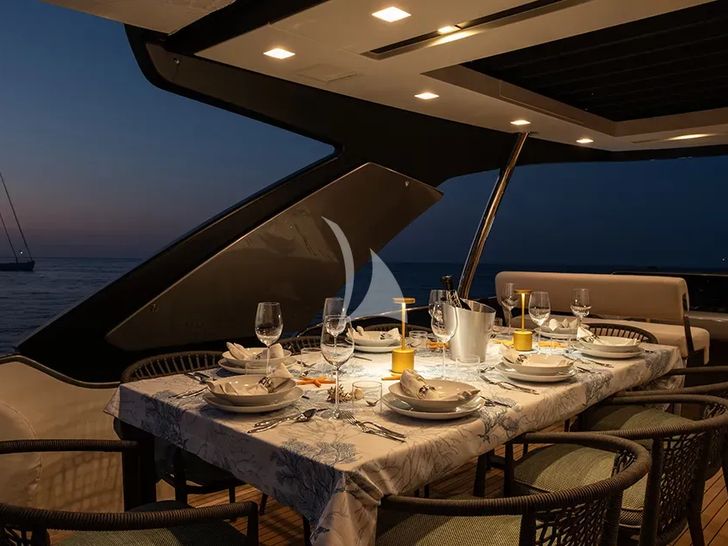 ALEXANDER M San Lorenzo SL78 - flybridge dining set up ALEXANDER M San Lorenzo SL78 - flybridge dining set up
