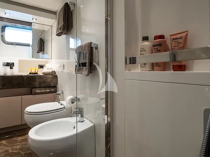 ALEXANDER M San Lorenzo SL78 - master cabin bathroom ALEXANDER M San Lorenzo SL78 - master cabin bathroom