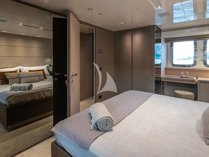 ALEXANDER M San Lorenzo SL78 - master cabin bed ALEXANDER M San Lorenzo SL78 - master cabin bed