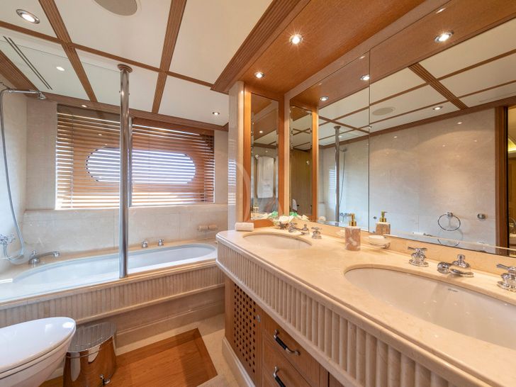 ALEXANDRA Benetti Golden Bay 50m - VIP cabin 1 bathroom ALEXANDRA Benetti Golden Bay 50m - VIP cabin 1 bathroom