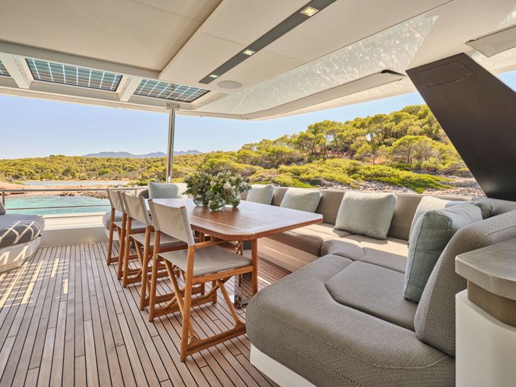 ALINA Fountaine Pajot Power 80 - flybridge dining area ALINA Fountaine Pajot Power 80 - flybridge dining area