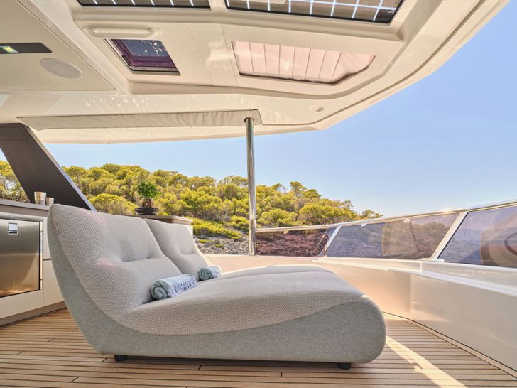 ALINA Fountaine Pajot Power 80 - flybridge loungers ALINA Fountaine Pajot Power 80 - flybridge loungers