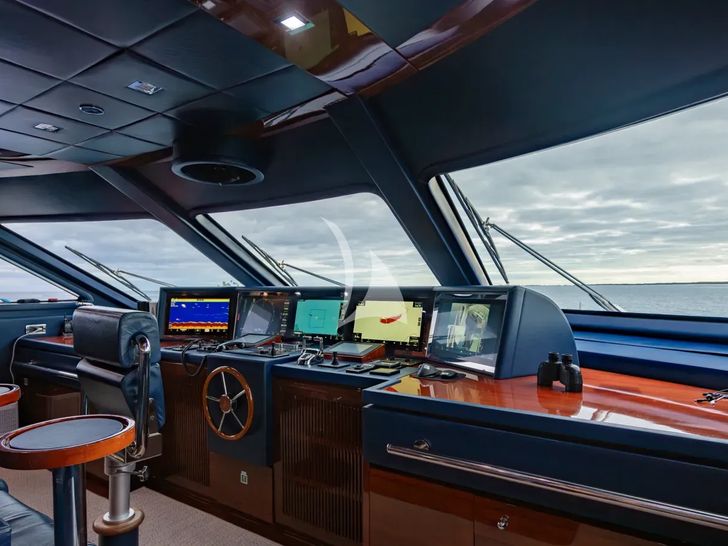 ALLORA Benetti 121 - cockpit ALLORA Benetti 121 - cockpit