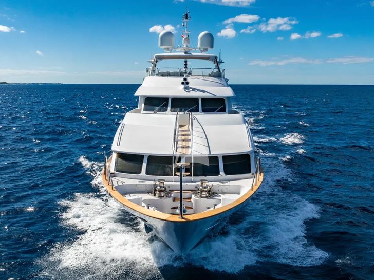 ALLORA Benetti 121 - foredeck ALLORA Benetti 121 - foredeck