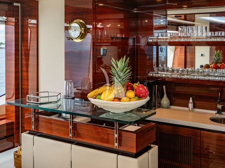ALLORA Benetti 121 - sky lounge bar ALLORA Benetti 121 - sky lounge bar