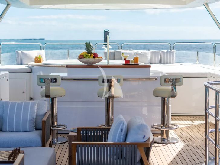 ALLORA Benetti 121 - sun deck bar ALLORA Benetti 121 - sun deck bar