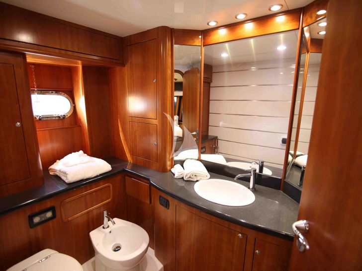 ALMA DE MAR VZ Yacht 22m bathroom