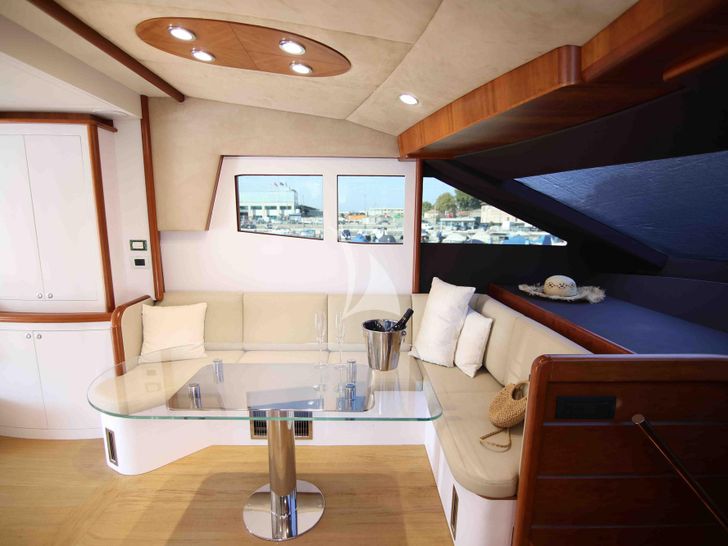 ALMA DE MAR VZ Yacht 22m indoor dining area ALMA DE MAR VZ Yacht 22m indoor dining area