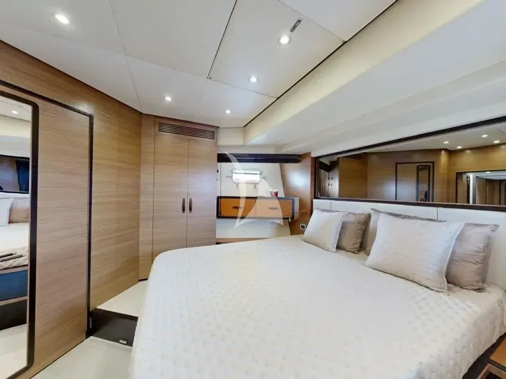 ALMAR II Azimut Magellano 76 - VIP cabin bed ALMAR II Azimut Magellano 76 - VIP cabin bed