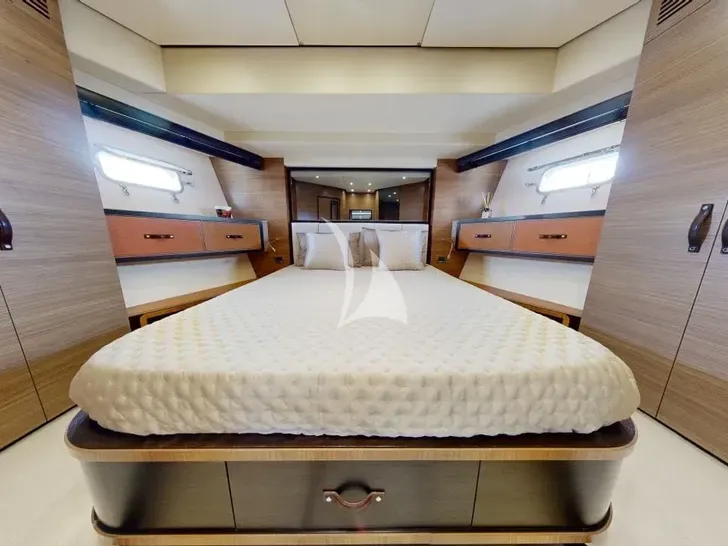 ALMAR II Azimut Magellano 76 - VIP cabin ALMAR II Azimut Magellano 76 - VIP cabin