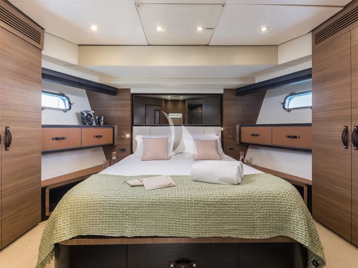 ALMAR II Azimut Magellano 76 - VIP cabin ALMAR II Azimut Magellano 76 - VIP cabin