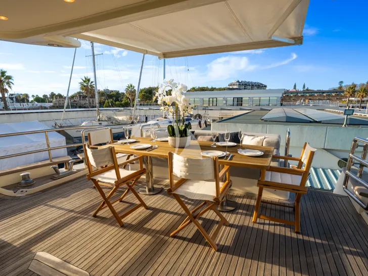 ALMAR II Azimut Magellano 76 - aft deck alfresco dining area ALMAR II Azimut Magellano 76 - aft deck alfresco dining area