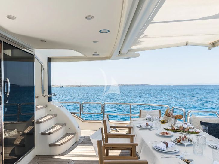 ALMAR II Azimut Magellano 76 - aft deck ALMAR II Azimut Magellano 76 - aft deck