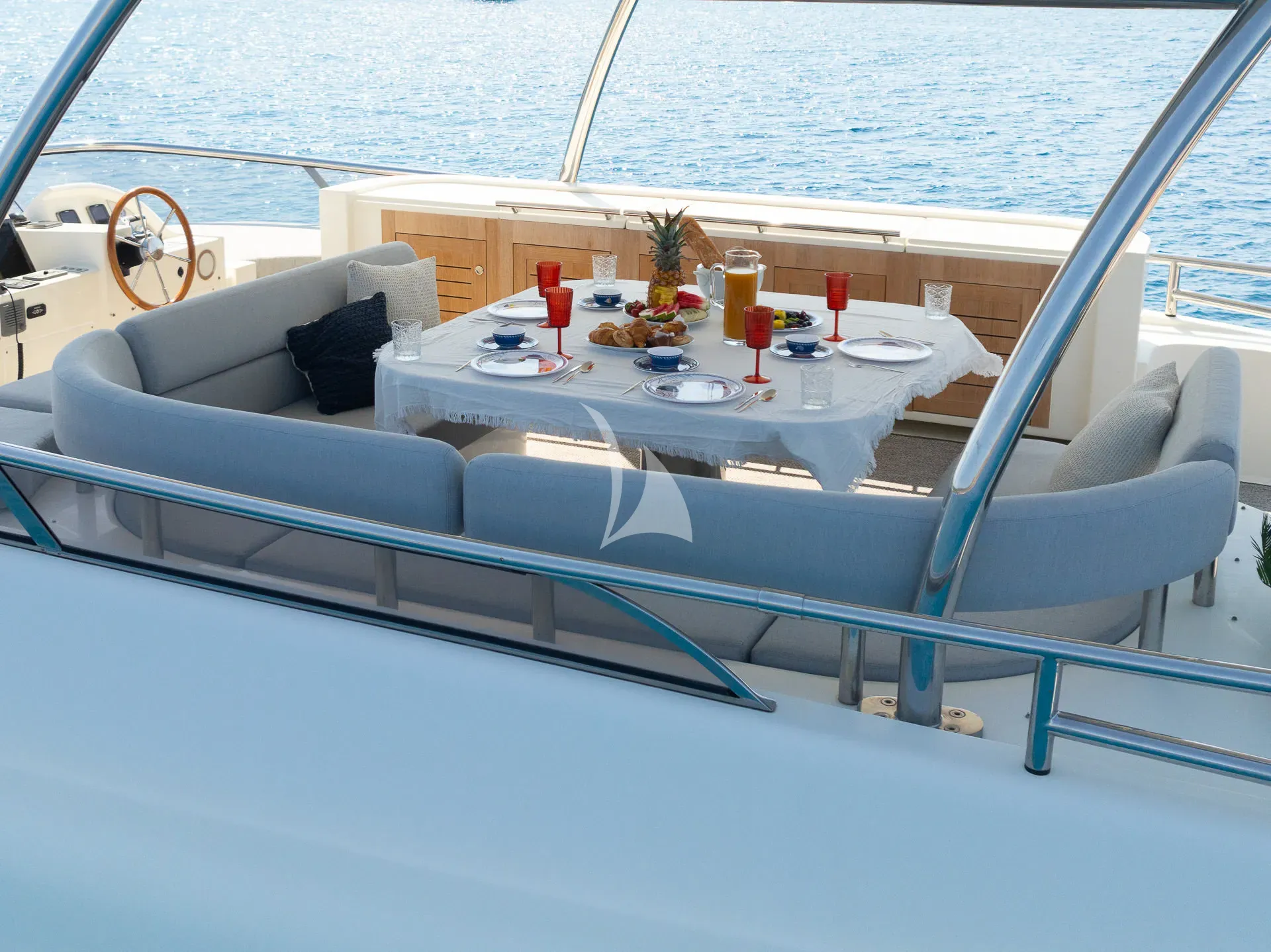 ALMAR II Azimut Magellano 76 - flybridge dining area