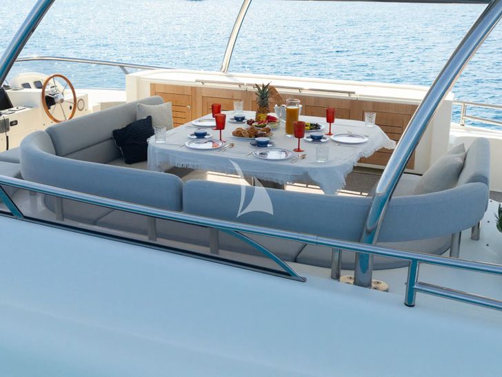 ALMAR II Azimut Magellano 76 - flybridge dining area ALMAR II Azimut Magellano 76 - flybridge dining area