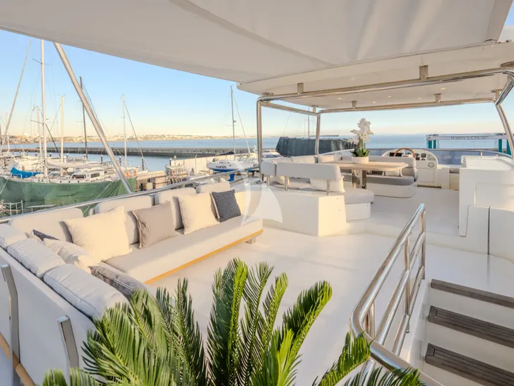 ALMAR II Azimut Magellano 76 - flybridge seating ALMAR II Azimut Magellano 76 - flybridge seating