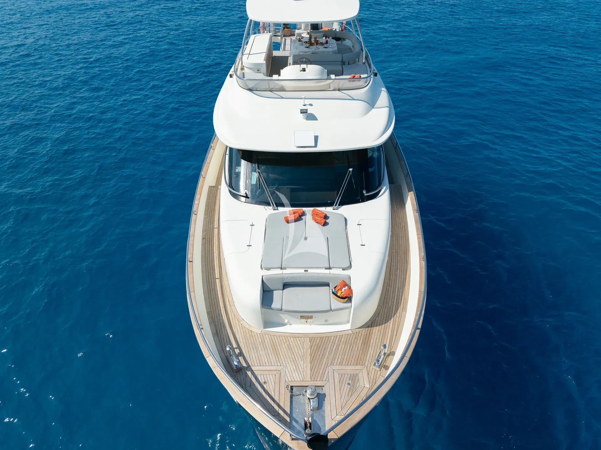 ALMAR II Azimut Magellano 76 - foredeck view