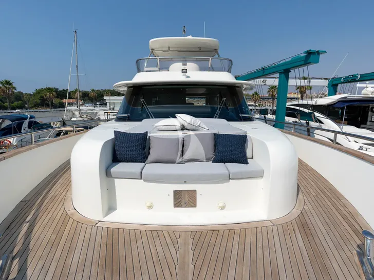 ALMAR II Azimut Magellano 76 - foredeck ALMAR II Azimut Magellano 76 - foredeck