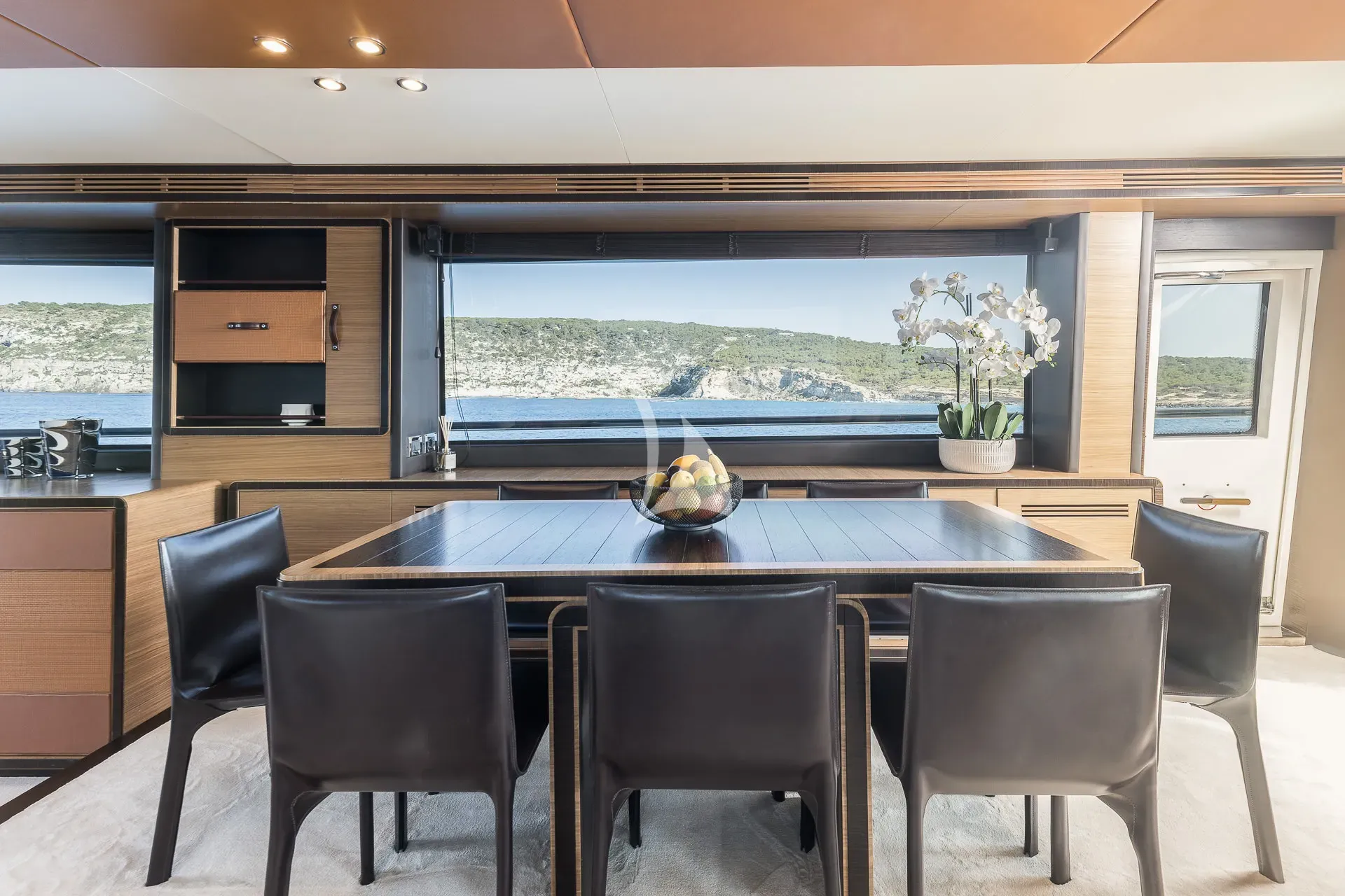 ALMAR II Azimut Magellano 76 - main dining area