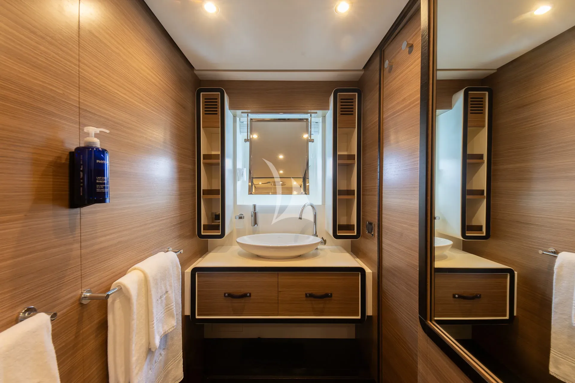 ALMAR II Azimut Magellano 76 - master cabin bathroom lavatory