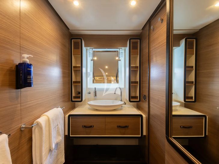ALMAR II Azimut Magellano 76 - master cabin bathroom lavatory ALMAR II Azimut Magellano 76 - master cabin bathroom lavatory