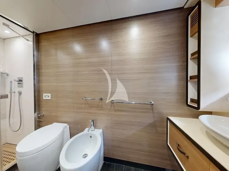 ALMAR II Azimut Magellano 76 - master cabin bathroom ALMAR II Azimut Magellano 76 - master cabin bathroom