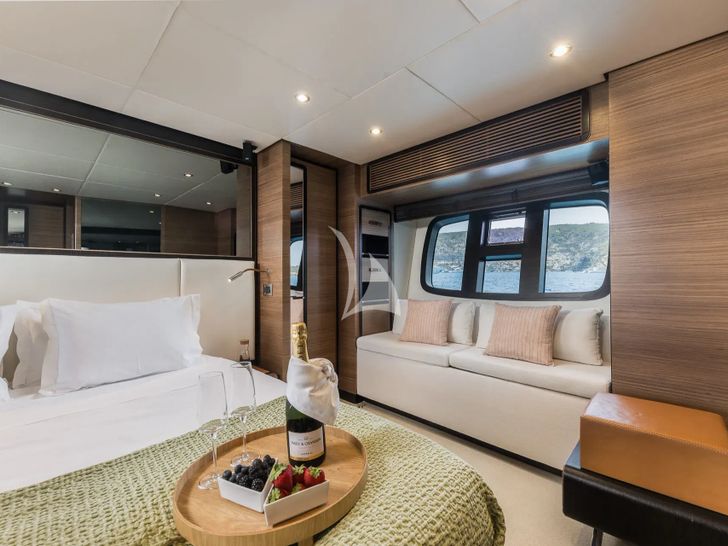 ALMAR II Azimut Magellano 76 - master cabin bed and lounge ALMAR II Azimut Magellano 76 - master cabin bed and lounge
