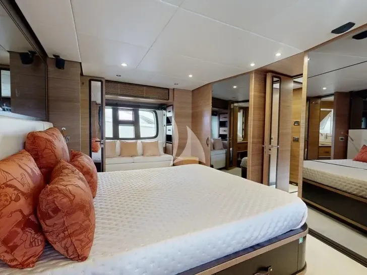 ALMAR II Azimut Magellano 76 - master cabin bed ALMAR II Azimut Magellano 76 - master cabin bed