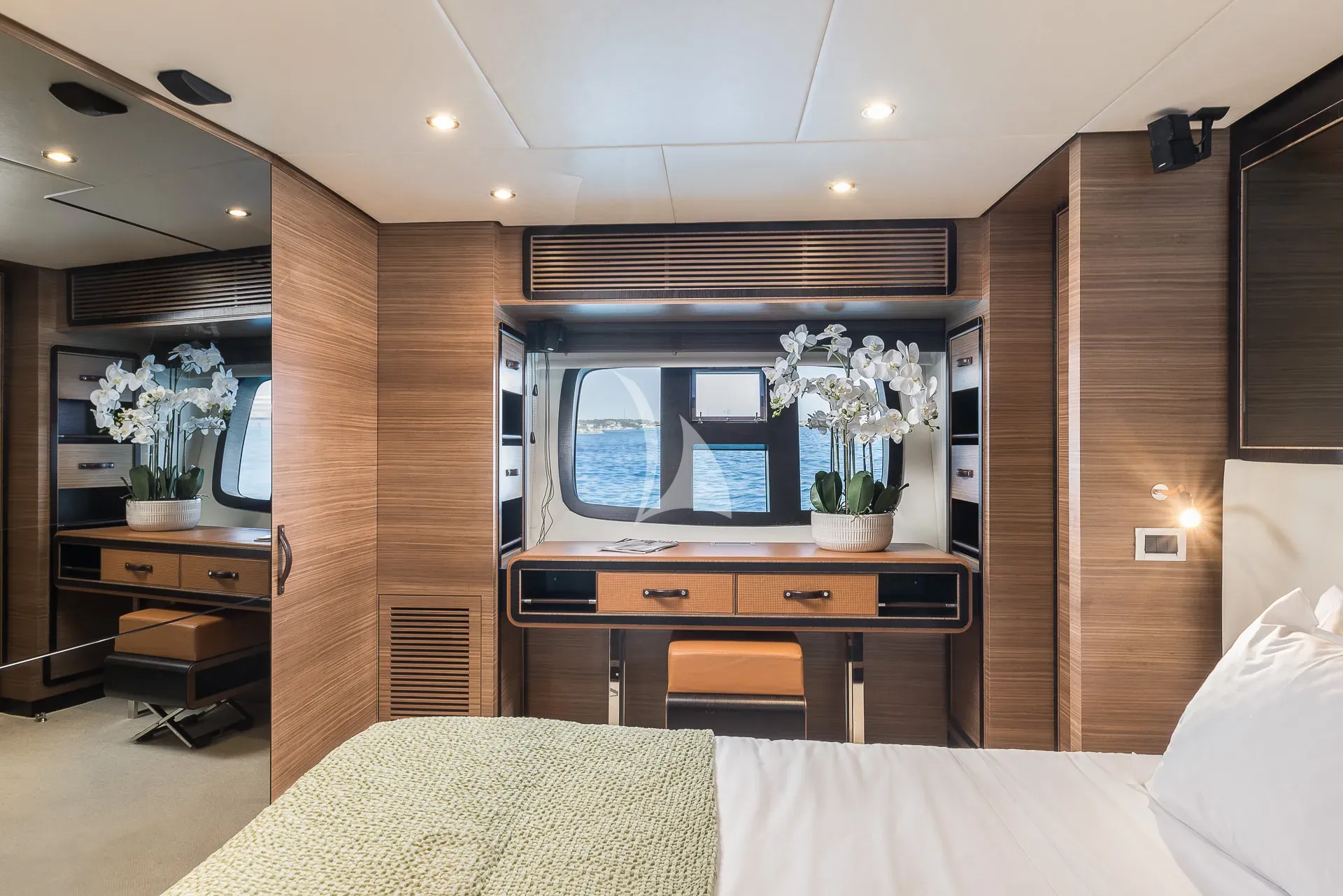 ALMAR II Azimut Magellano 76 - master cabin work desk and vanity area