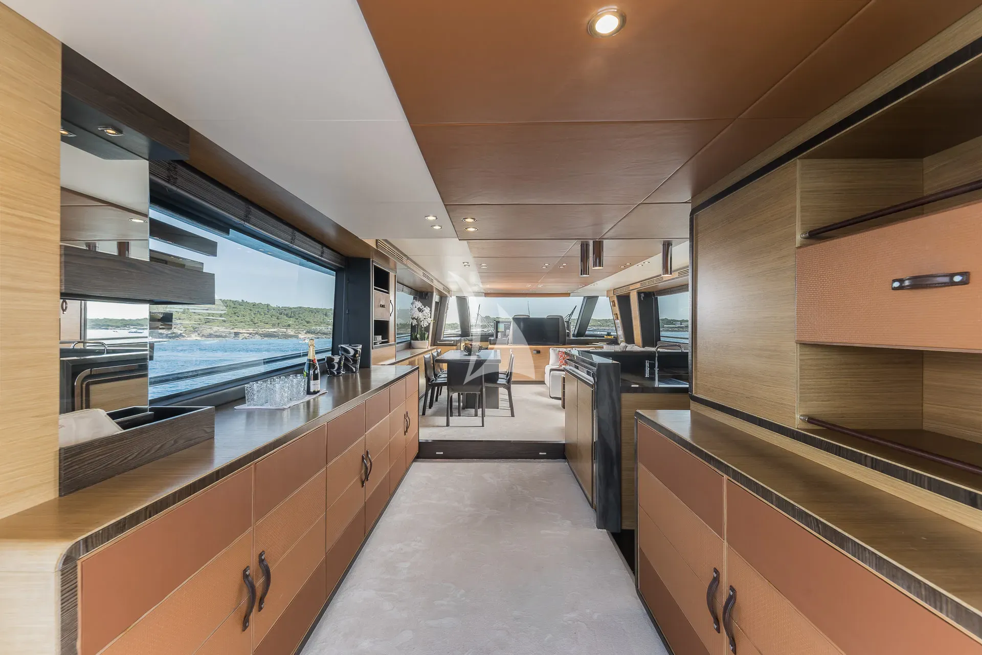 ALMAR II Azimut Magellano 76 - saloon hallway