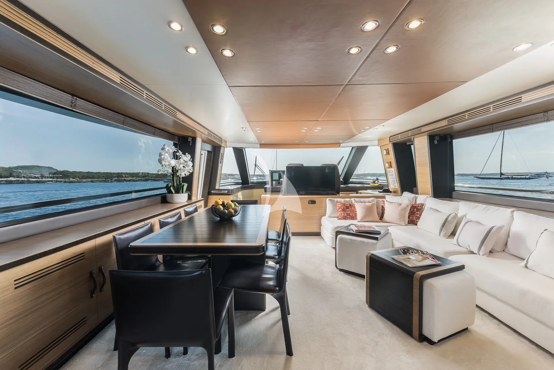 ALMAR II Azimut Magellano 76 - saloon