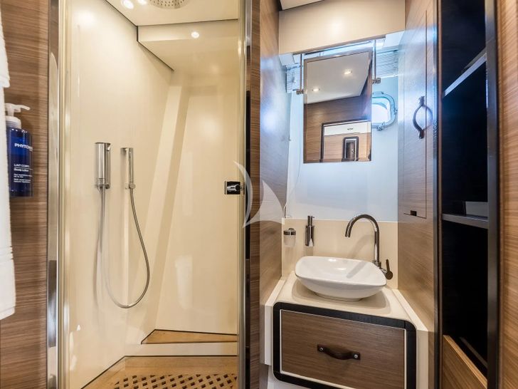 ALMAR II Azimut Magellano 76 - twin cabin 1 bathroom ALMAR II Azimut Magellano 76 - twin cabin 1 bathroom