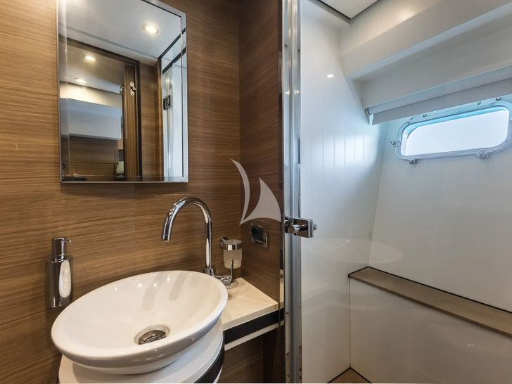 ALMAR II Azimut Magellano 76 - twin cabin 2 bathroom ALMAR II Azimut Magellano 76 - twin cabin 2 bathroom