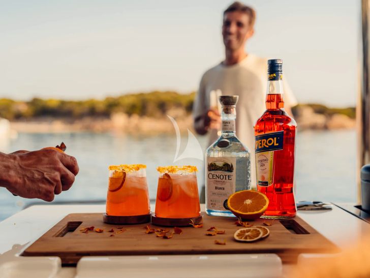 ALMOSTA ROAD Lagoon 55 - cocktails onboard ALMOSTA ROAD Lagoon 55 - cocktails onboard