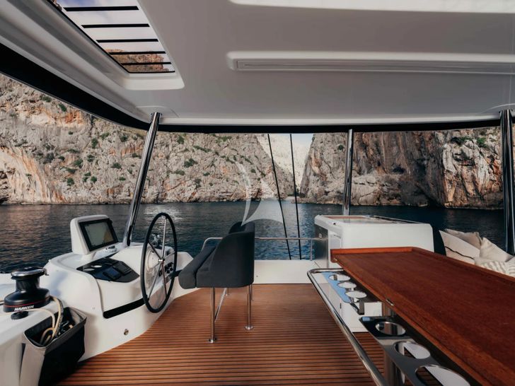 ALMOSTA ROAD Lagoon 55 - flybridge helm ALMOSTA ROAD Lagoon 55 - flybridge helm