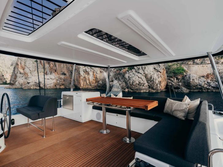 ALMOSTA ROAD Lagoon 55 - flybridge seating ALMOSTA ROAD Lagoon 55 - flybridge seating