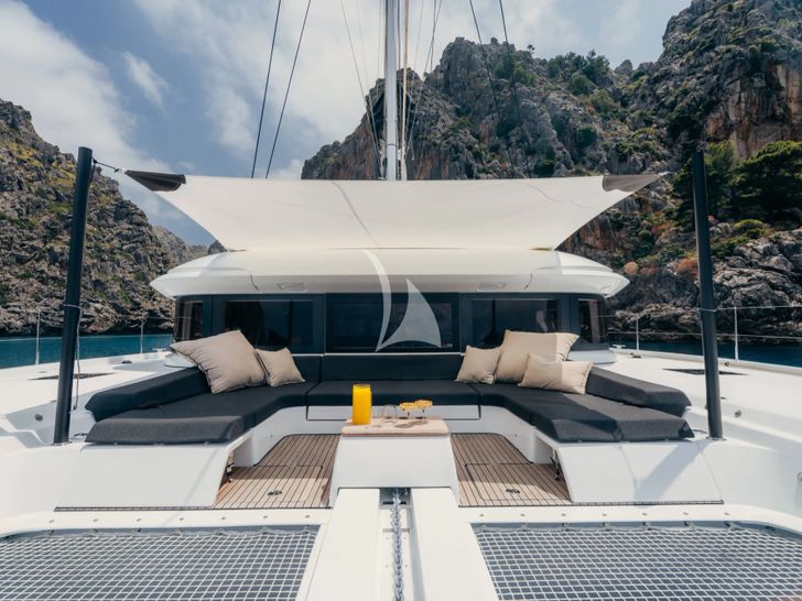 ALMOSTA ROAD Lagoon 55 - foredeck lounge ALMOSTA ROAD Lagoon 55 - foredeck lounge