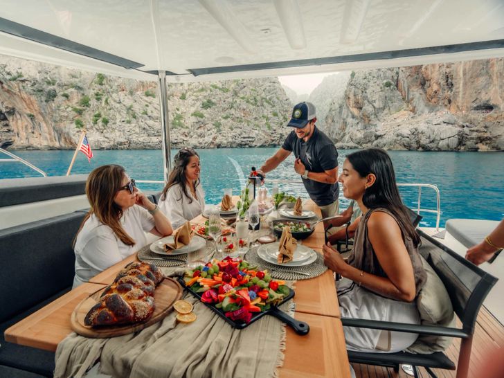 ALMOSTA ROAD Lagoon 55 - guests dining alfresco ALMOSTA ROAD Lagoon 55 - guests dining alfresco
