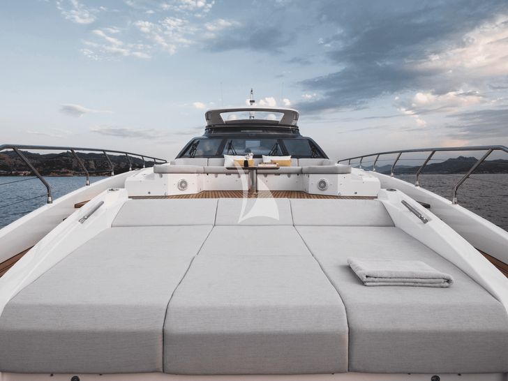 ALUMINIA TOO Azimut Grande 27M foredeck lounging and bronzing area