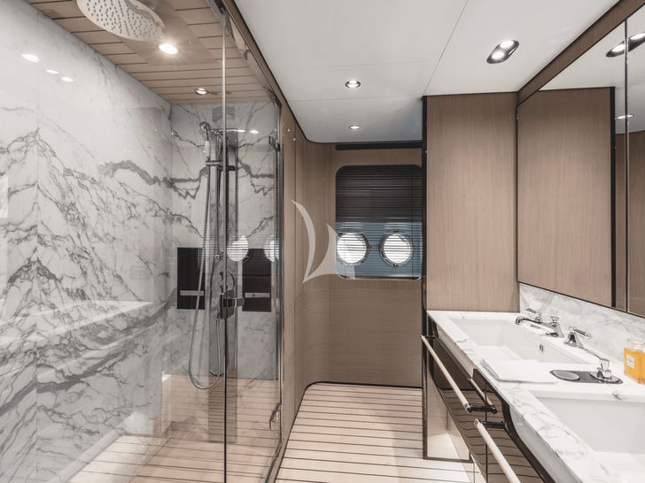 ALUMINIA TOO Azimut Grande 27m - master cabin bathroom ALUMINIA TOO Azimut Grande 27m - master cabin bathroom