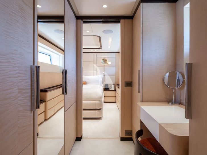 ALUNYA Benetti B.Now 50m - VIP cabin 2 dressing room ALUNYA Benetti B.Now 50m - VIP cabin 2 dressing room